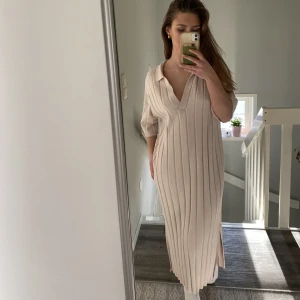 Beige klänning - Säljer denna fina klänningen från Hm, beige med ränder!💕