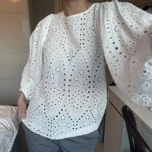 Blus - Vit blus med puffärmar från ginatricot. Jättesöt och nästan helt oanvänd!🌷🌸