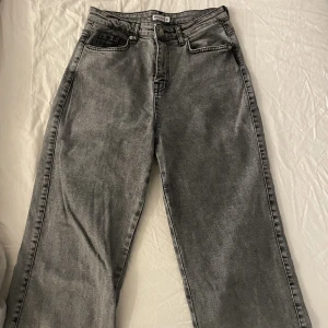 Raka jeans - Säljer ett par raka mörkgrå jeans som inte kommer till användning längre. Använda ungefär 3 gånger och är i väldigt fint skick. Strl 36💞