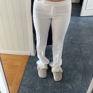 Vita kostymbyxor  - Jätte snygga kostymbyxor i storlek 36! De är långa på mig som är 162!❤️‍🔥