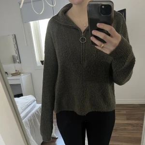 Stickad zip tröja - Stickad tröja med en dragkedja från Noisy May. 100 kr + frakt 