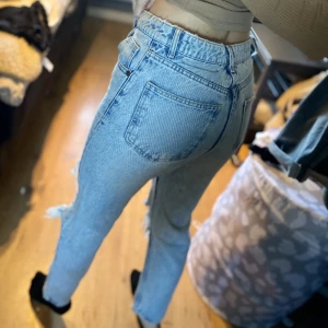 Jeans - Skitsnygga jeans från ZARA nästan aldrig använda eftersom de är alldeles för små för mig 🫣 