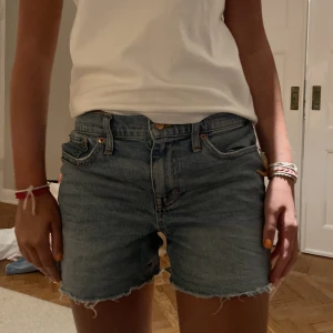 Jeansshorts  - säljer dessa jättesnygga jeans shorts från Jcew💘storlek 25  Midjemått: 36 cm