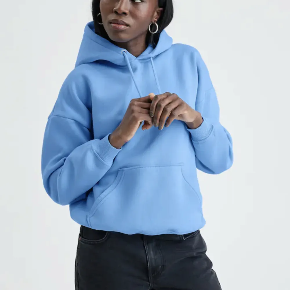 Super populär hoodie ifrån bikbok i storlek S, säljer pågrund av att jag har en exakt likadan i färgen som visas på första bilden, (Det är samma modell som första men hoodien jag säljer har en ljusare blå färg). . Hoodies.