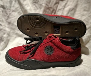 Eytys Wave 42 - Gott skick. Saknar innersula.  Väldigt lite slitna. Storlek 42/ 26.9cm. Röd suede mocka.