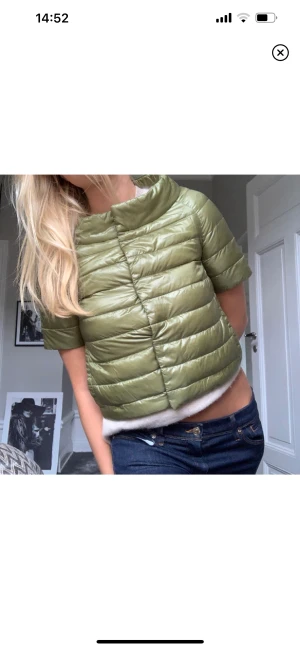 Hernojacka - Säljer nu min älskade Hernojacka. Den är verkligen så fin och passar sjuuukt bra nu till våren <33!! Färgen är top noch. Nypris är 4000 kr. Står ingen direkt storlek men passar mig som vanligtvis bär storlek 36. Hör av er vid intresse!! 😊(Lånade bilder)