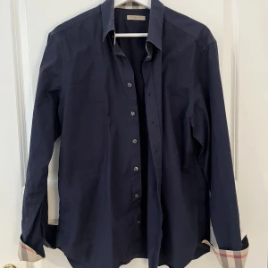 Burrbery skjorta - 5000kr ny pris. Skit snygg lite diskret burrbery skjorta burrbery skjorta. Storlek L men burrbery är små i stolekarna så passar M och S. Kan tänka mig byten.