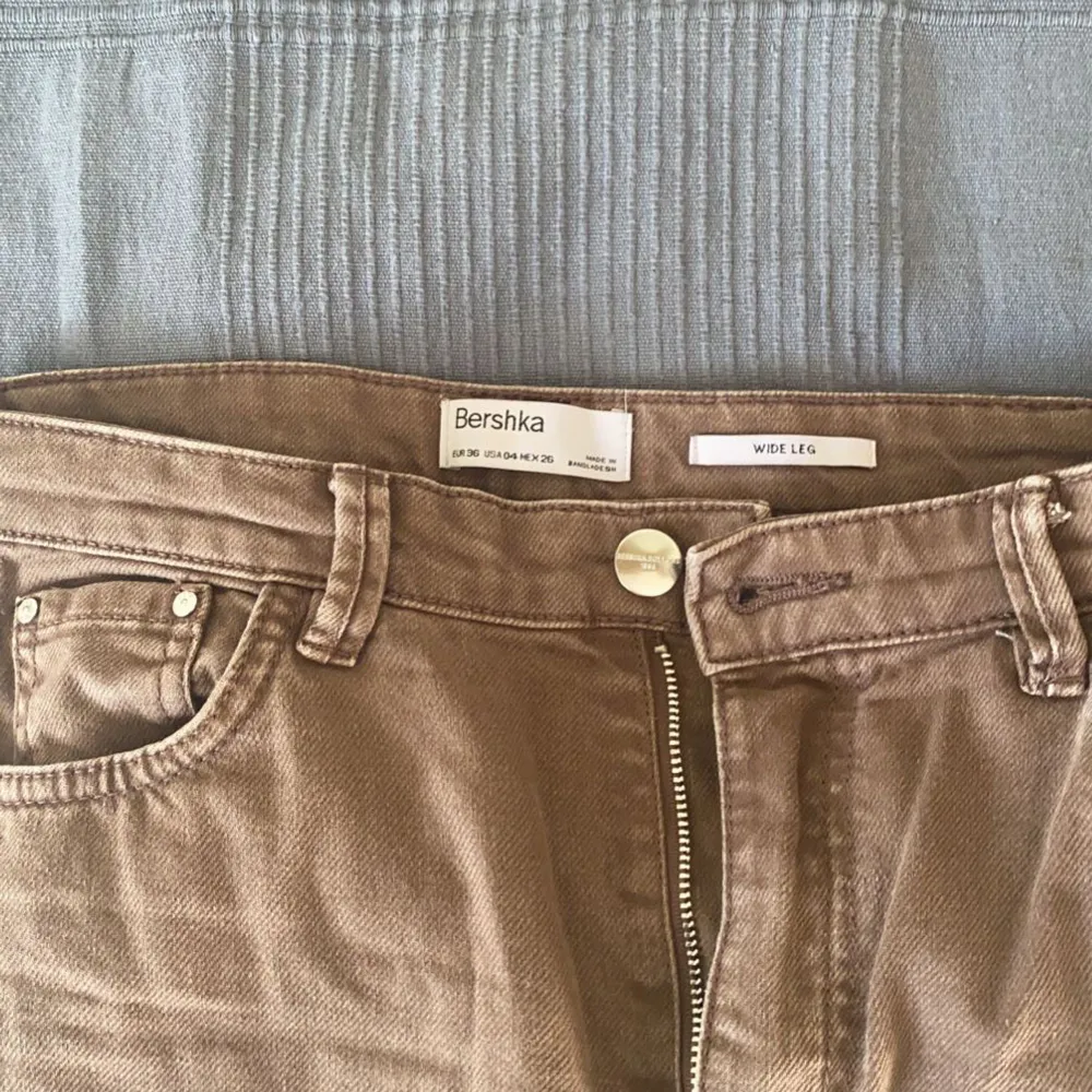 Superfina bruna högmidjade jeans från berskha. Säljer pga de inte kommer till användning. Använda fåtal gånger. Jag är 166 cm. . Jeans & Byxor.