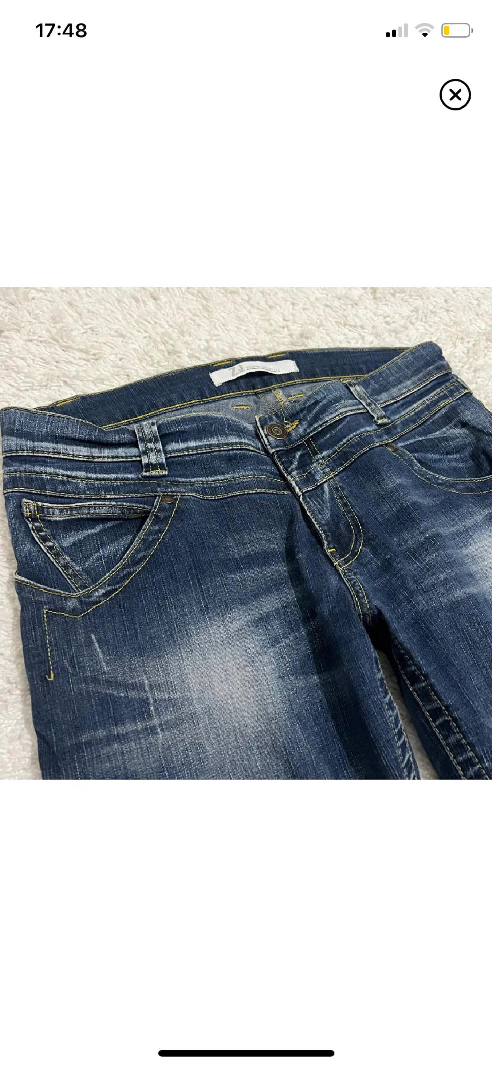 Säljer dessa snygga lågmidjade bootcut jeans i storlek S/M. De är i perfekt skick! Midjan är 85 cm och innerbens är 81 cm. Tyvärr lite för stora på mig, därför säljs dem. (lånade bilder)💖 . Jeans & Byxor.