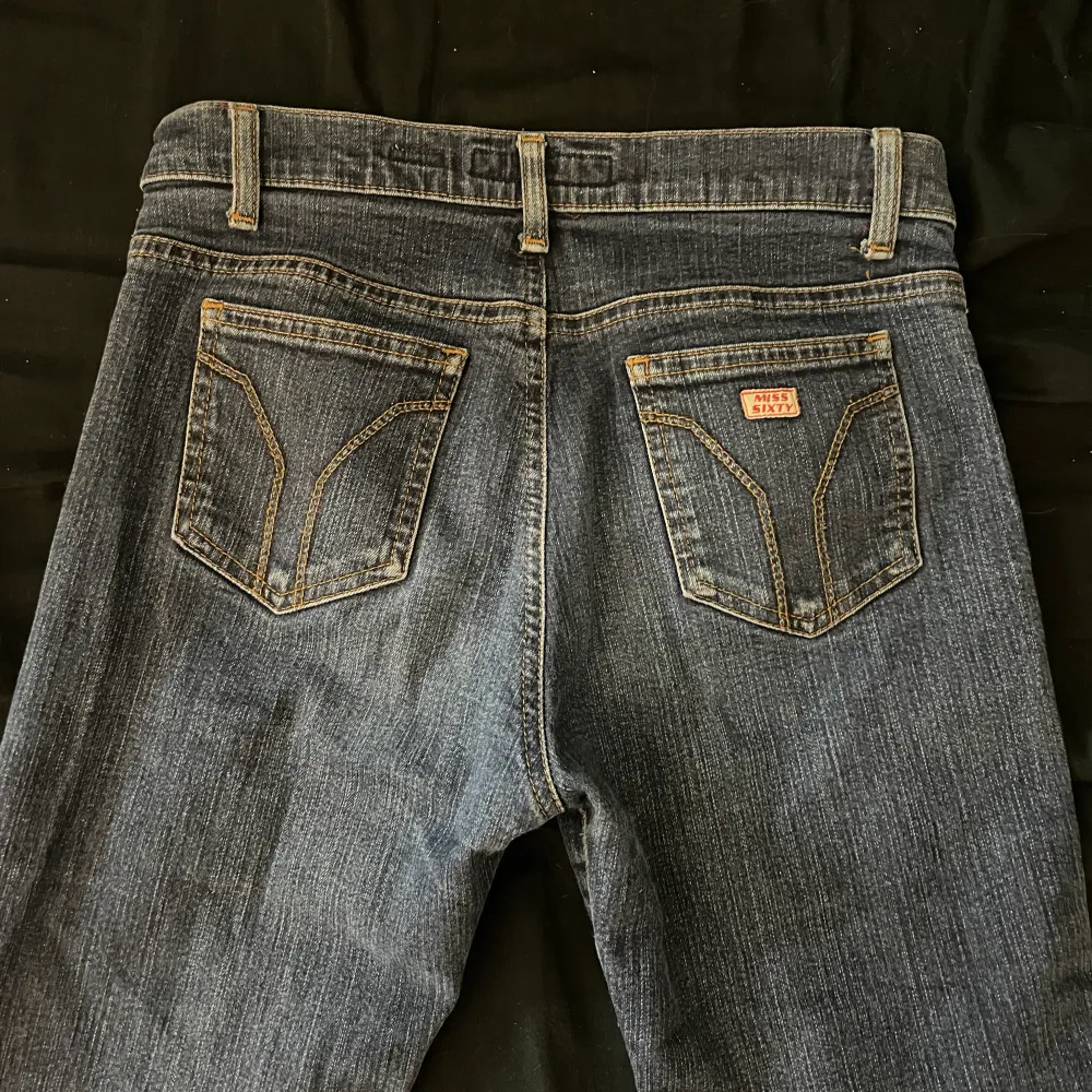 Skitsnygga lågmidjade bootcut jeans från miss sixty! Står 27 i strl vilket jag skulle säga är runt 34 i EU strl. bra i längden på mig som är 170cm lång. Köpta för runt 500kr 💕. Jeans & Byxor.