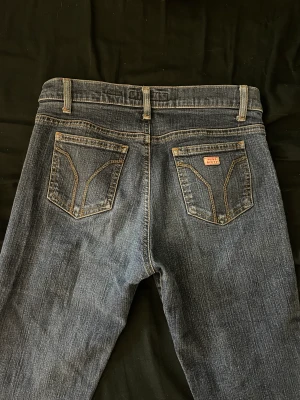 Lågmidjade bootcut  - Skitsnygga lågmidjade bootcut jeans från miss sixty! Står 27 i strl vilket jag skulle säga är runt 34 i EU strl. bra i längden på mig som är 170cm lång. Köpta för runt 500kr 💕