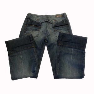 Lågmidjade Y2K bootcut jeans - Lågmidjade bootcut jeans i storlek 38! De är för snygga! PS: kolla igenom mitt konto ni kommer hitta många y2k och vintage plagg!