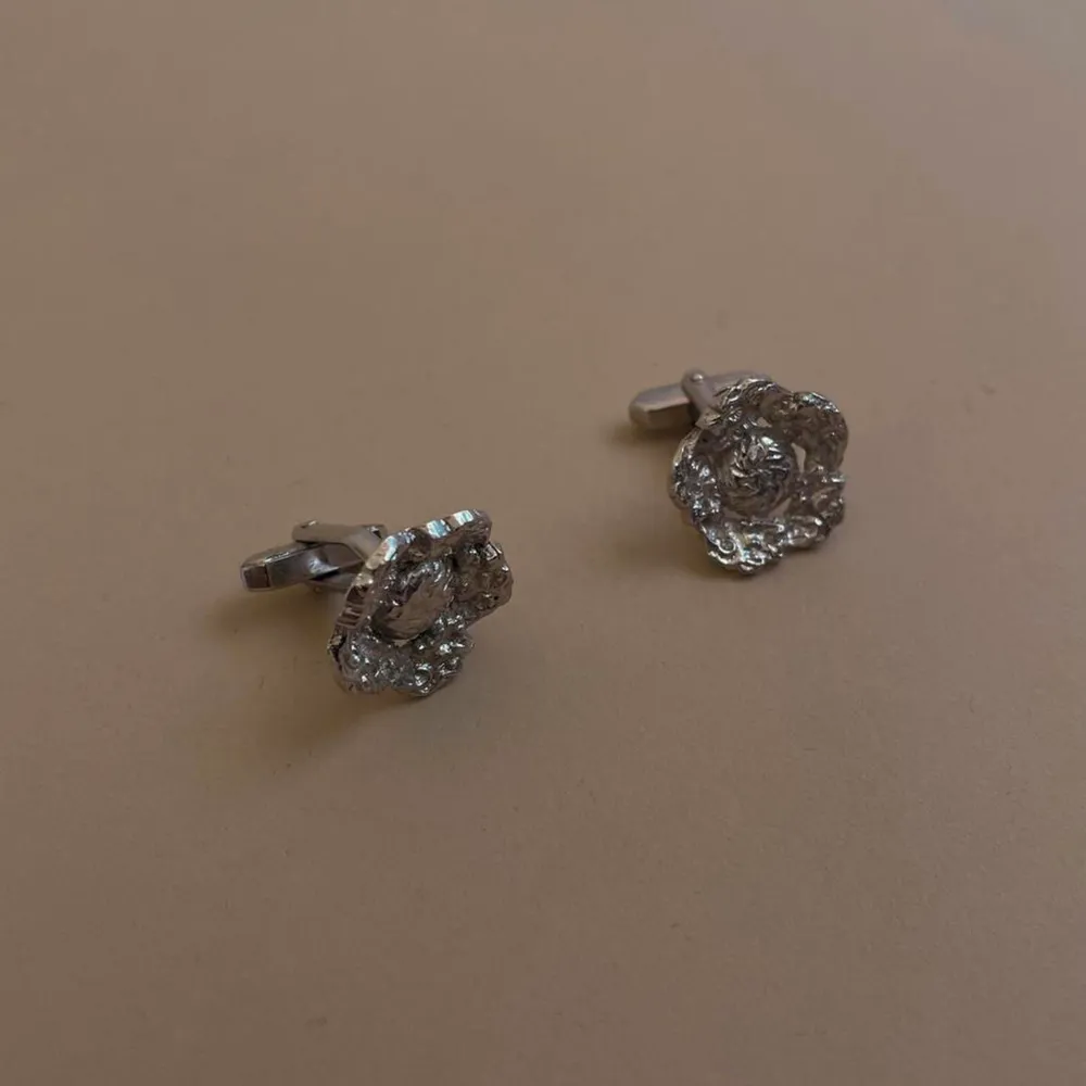 Beautiful Vintage Metal Floral Cufflinks  Best paired with our selection of tops to add an extra element of style to your look.  Excellent Condition. Accessoarer.