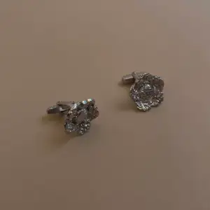 Beautiful Vintage Metal Floral Cufflinks  Best paired with our selection of tops to add an extra element of style to your look.  Excellent Condition