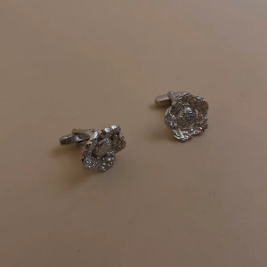 Vintage Floral Cufflinks - Beautiful Vintage Metal Floral Cufflinks  Best paired with our selection of tops to add an extra element of style to your look.  Excellent Condition