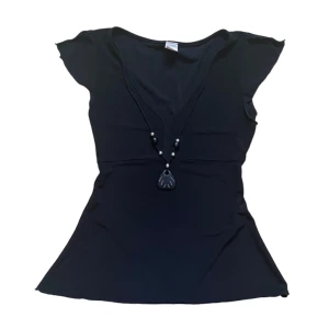 vintage topp med detalj - så fin, med detaljer och slits på ärmarna. Köparen står för frakt. 💕