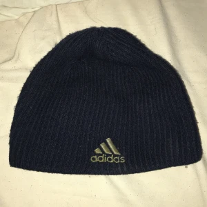 Adidas mössa - Mörkblå/nästan svart adidas mössa. Inget fel på mössan men passar inte min stil🙌🏼  Nypris ca 200kr
