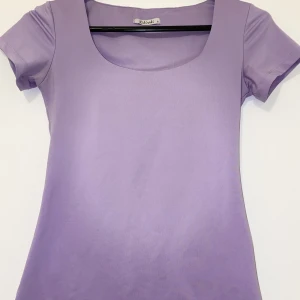 Lila tajt topp - Smälter in i kroppen🤩 är väldigt vacker och är u-ringad. Är mjuk och skön har skönt material. Ser jätte bra ut på kroppen. Kostade 215kr alltså 18 eur i kikiriki (3dje bilden) verkligen jätte vacker