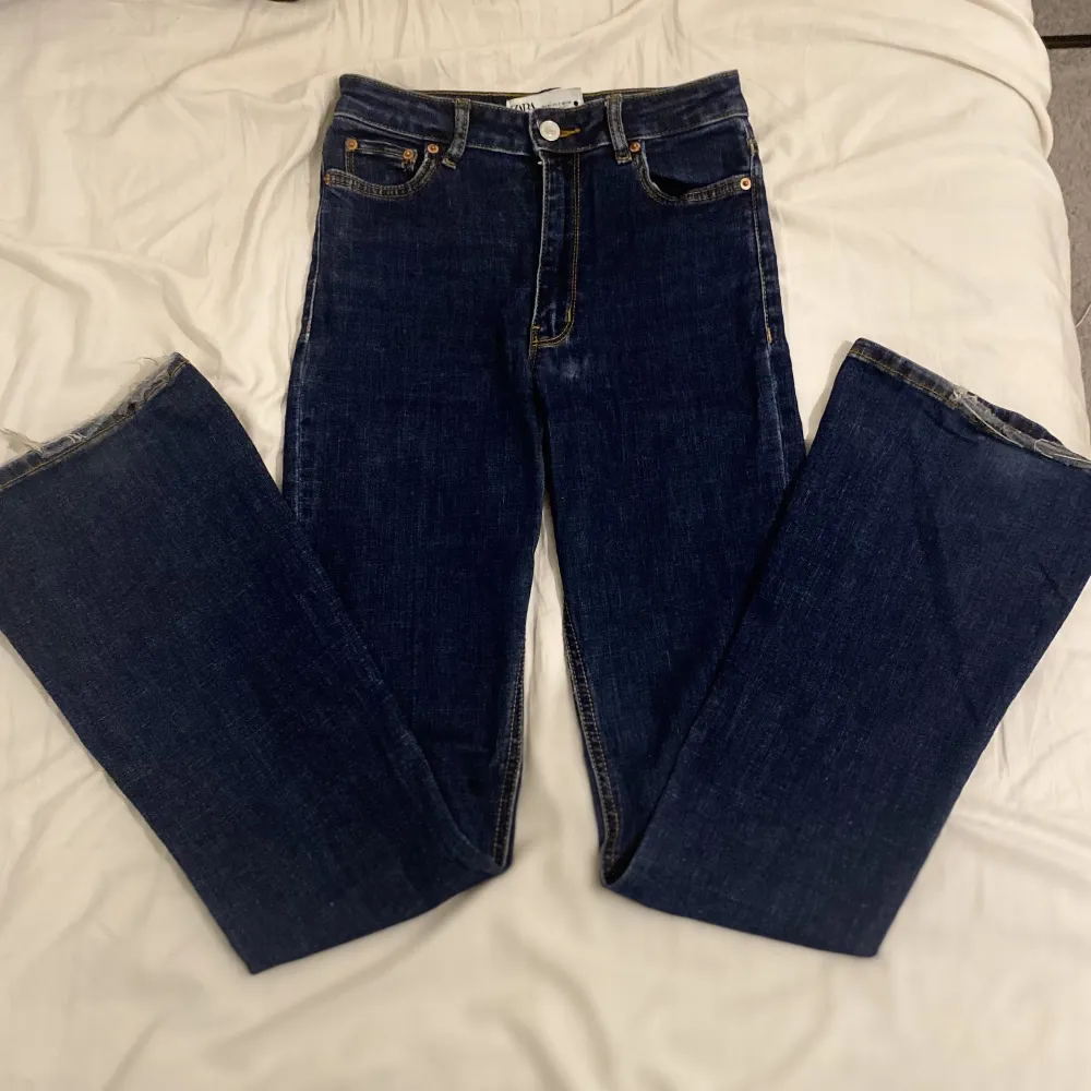 Köpta från zara för 400kr.  marinblå, är sköna och sitter fint på kroppen😍. High waisted. Väldigt vackra. . Jeans & Byxor.