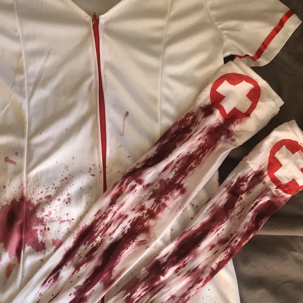 blodig sjuksköterska halloween  dräkt med accessoarer ( strumpor och diadem ) !. Klänningar.