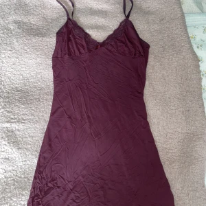 Nattlinne - Lila nattlinne med söta spetsdetaljer, även längst ner (det kom inte med i bilden). Banden är justerbara. I fint skick!