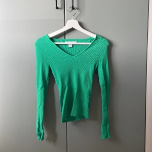 Tight tröja - Grön tight tröja. Knappt använd. Stl s men passar både större och mindre. 