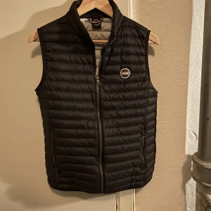 Colmar väst - Colmar väst. Storlek 16 år passar Small. Köpt på kidsbrandstore för 2200kr lägg bud eller så släpper jag den direkt för 1700kr. Skick 10/10. Hade kunnat tänka mig byta mot något i samma prisklass. Vid frågor kom pm. 