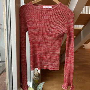 Stickad flerfärgad tröja från NA-KD - Jättefin rosaröd (+lite glittrig) stickad tröja med lite utsvängda ärmar från NA-KD