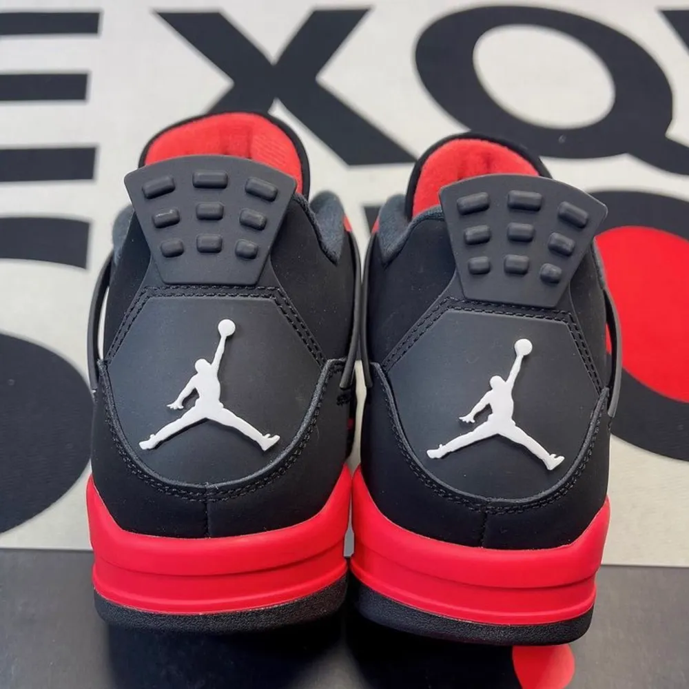 jordan 4 red thunder storlek 37-47 stock X tag, box kommer med ock fri frakt. Kengät.