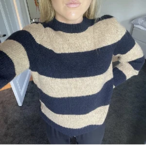 Stickad tröja  - Stickad tröja från Massimo dutti. Oanvänd med lappen kvar. Nypris 699kr