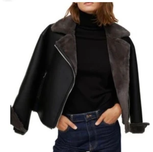 Läderjacka Mango - Från Mangå köpt förra tre år sedan och sälja inte längre, den har använts ett fåtal gånge ramen fortfarande i sitt goda skick!💗