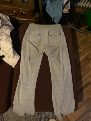 Jucie couture - Säljer dom endast användna ett par gånger saknar en såndär snörres sak men annars i jätte fint skick kan mötas upp om det är på gotland annars får det postas ingen anna skråma.