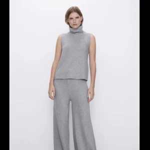 Grå stickad turtleneck från zara - Slutsåld grå stickad turtleneck. Supersöt men har tyvärr inte blivit använd tillräckligt. Skön och funkar även med en T-shirt under 💓nypris 350kr