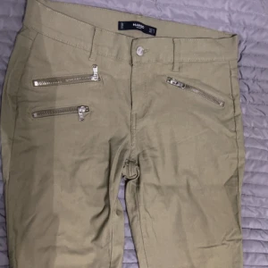 Tygbyxa  - Ny och aldrig använd. 