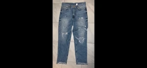 Mom jeans / boyfriend jeans / baggy  - Denim med hål. Momjeans / boyfriendjeans , stl 28 (bild 3) passar som 36/38. 