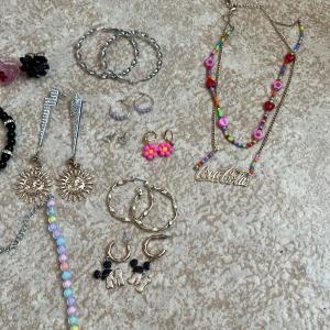 Smycken  - Jätte vackra smycken du får dom ALLA för exakt 15kr!! Om du vill bara köpa en av dom så kontakta mig så prata vi om de :) 