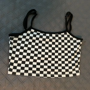 Rutigt linne  - En fin topp som är i mycket bra sick. Kostade 150 ny.