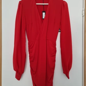 Röd klänning - Storlek S. Oanvänd, lappar kvar. 