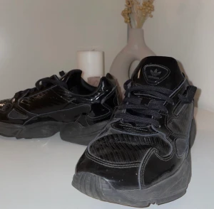 Sneakers - Glansiga skor från ADIDAS.  Nypris 1199kr. Köparen står för frakten, pris kan diskuteras.