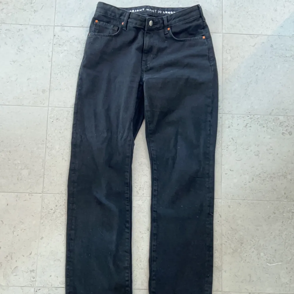 Snygga svarta lågmidjade jeans köpta på Carlings🖤. Jeans & Byxor.