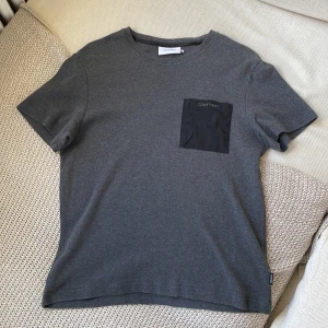 Calvin Klein T-shirt - Sportig T-shirt från Calvin Klein. 100% bomull.