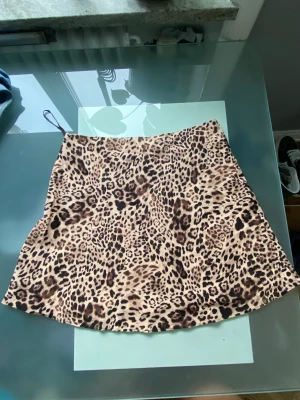 Kjol  - Oanvänd kjol från primark, endast testad. 