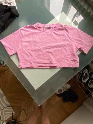 T-shirt  - Kort T-shirt från zara