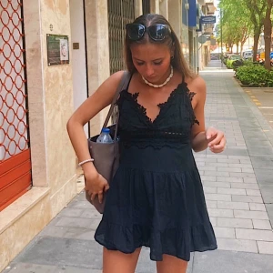 Svart klänning - Intressekoll på denna svarta klänning köpt i Spanien. Har dragit upp den och gjort den lite kortare på bilden. Öppen rygg med knyte, justerbara axelband. Skulle säga att den passar någon mellan 1.63-1.70 lång ungefär🤍