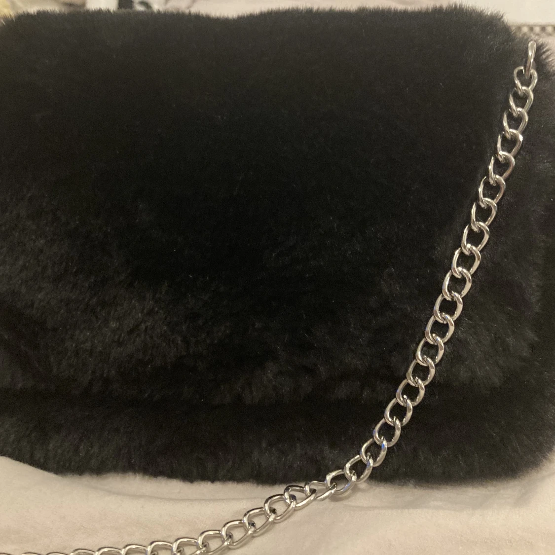 Teddy väska med silvrig kedja - 90