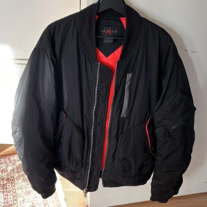 Jordan Bomberjacka  - Snygg bomberjacka från Air Jordan, nästan helt oanvänd.  Tillräckligt varm även för vintern.