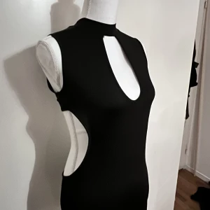 Maddy Perez  klänning<3 - Bra skick! Det kommer med två separata armar. 🤍