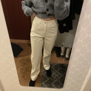 Skinnbyxor - Krämvita vida skinnbyxor från Gina, aldrig använda endast testade. Stretchiga och medel i midjan 