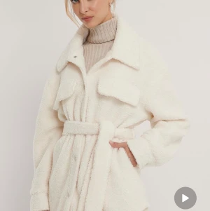 Teddyjacka med bälte från NA-KD - Superfin naturvit jacka säljes då den inte kommer till användning. Den är sparsamt använd och nypris är 879kr. 