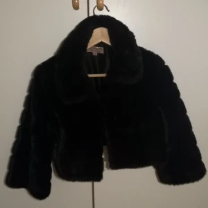 Forever twenty one jacka strl S - Kort svart päls jacka, ganska gammal och sällan använd därför är den i ganska bra skick. Fick den av en familje medlem men den passar tyvärr inte med resten av min garderob